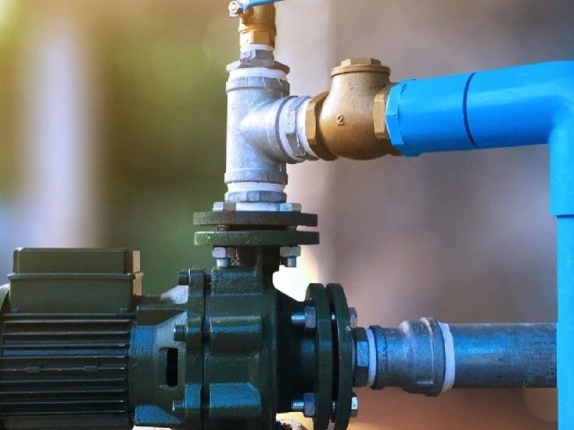 Prix d’une pompe de relevage : quels éléments font varier le coût ?