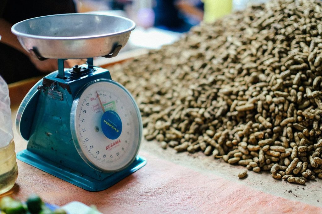 Peser les aliments jetés pour mesurer le gaspillage.
