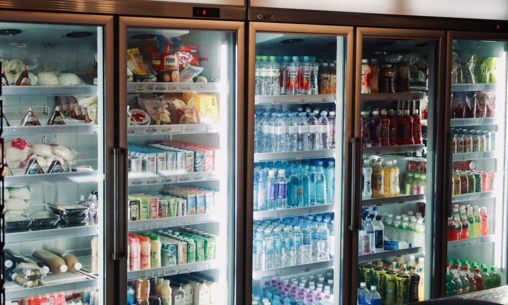 Un réfrigérateur bien rangé, organisé pour la rotation des aliments.