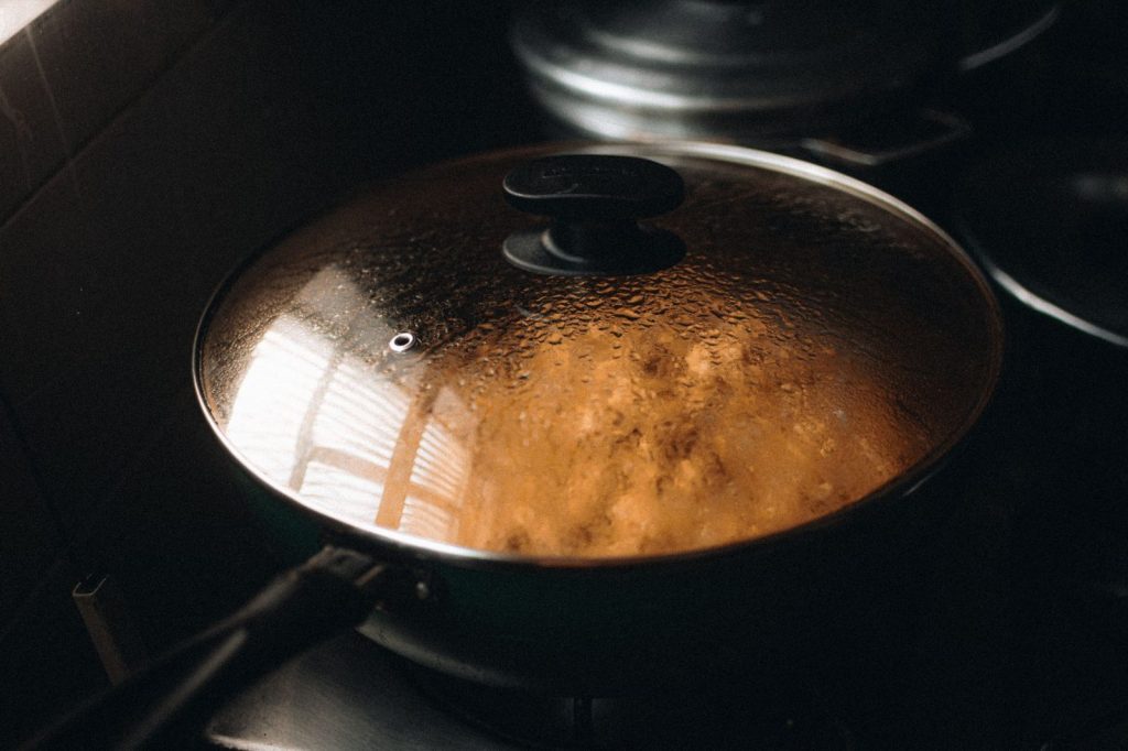 Un couvercle sur la casserole limite les pertes de chaleur pendant la cuisson.