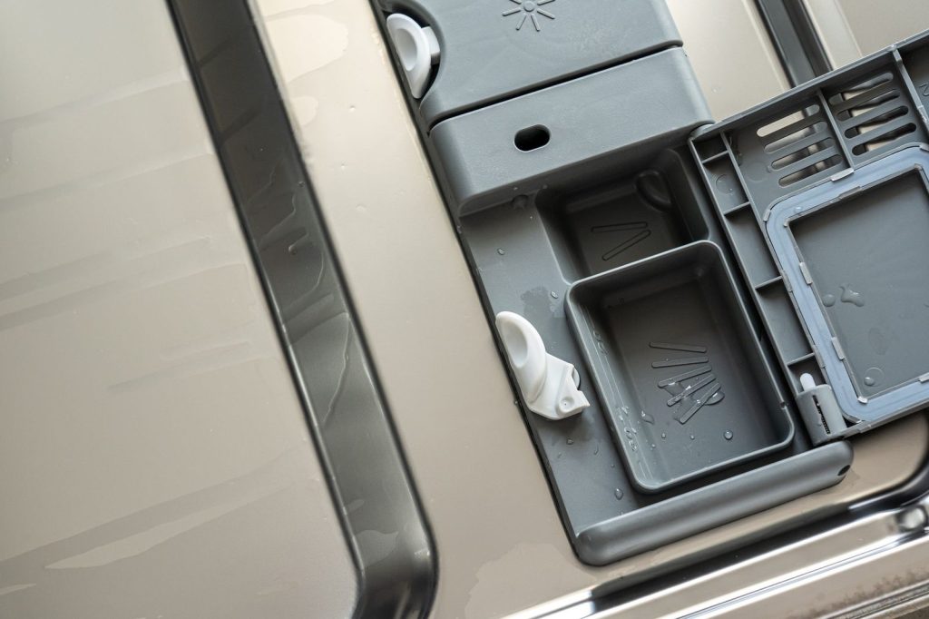 Le filtre et les bras gicleurs d'un lave-vaisselle.