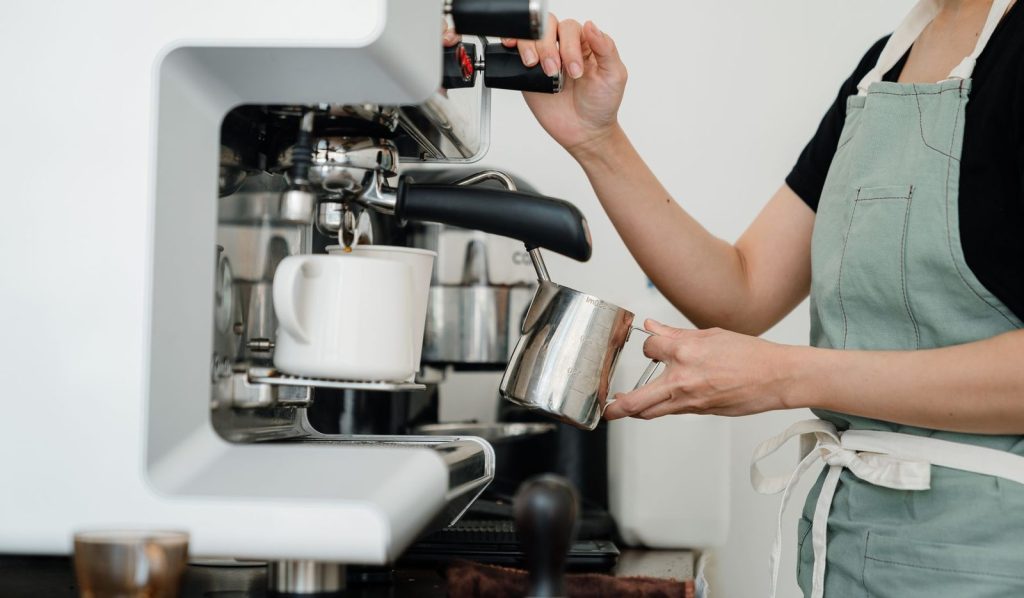 Le détartrage d'une machine à café avec une solution adaptée.