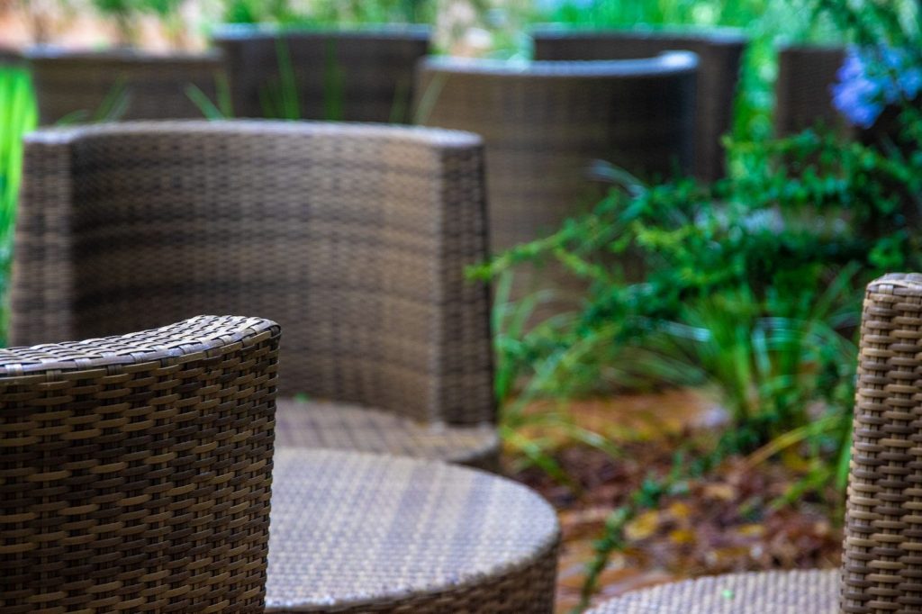 Une chaise en résine tressée, facile d'entretien.