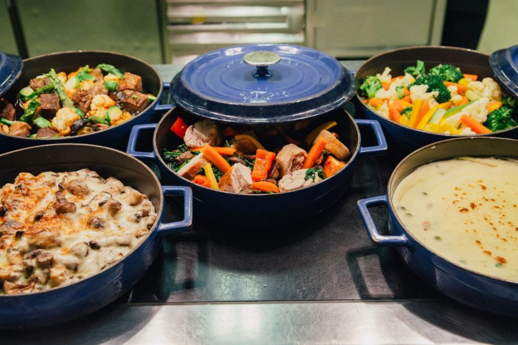 Cocotte en fonte émaillée posée sur une cuisinière