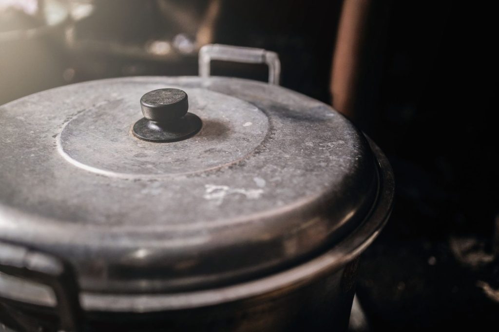 Intérieur du couvercle d'une cocotte en fonte émaillée