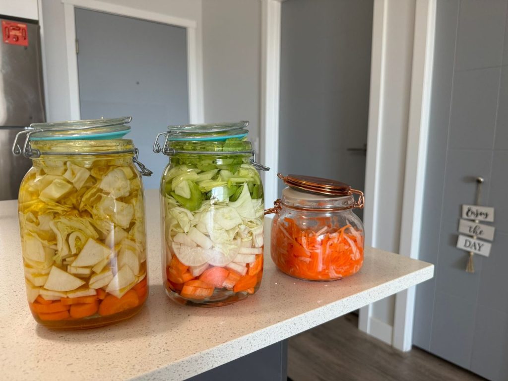 Un bocal de légumes en cours de lactofermentation.