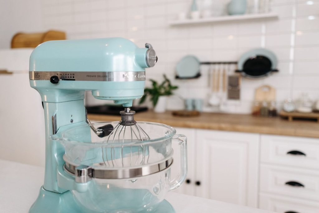 Des accessoires de robot de cuisine sur un plan de travail.