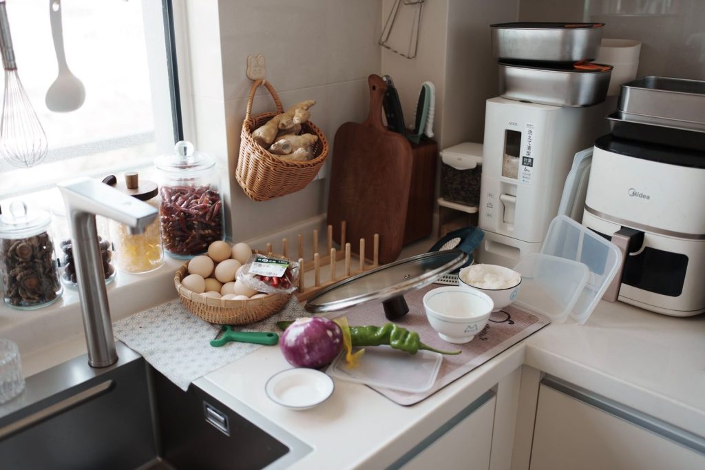 Un air fryer à panier unique posé sur le plan de travail.