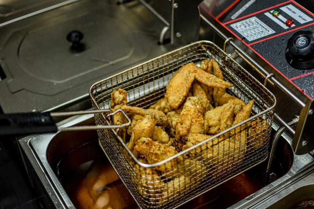 Un panier de cuisson garni de morceaux de poulet.