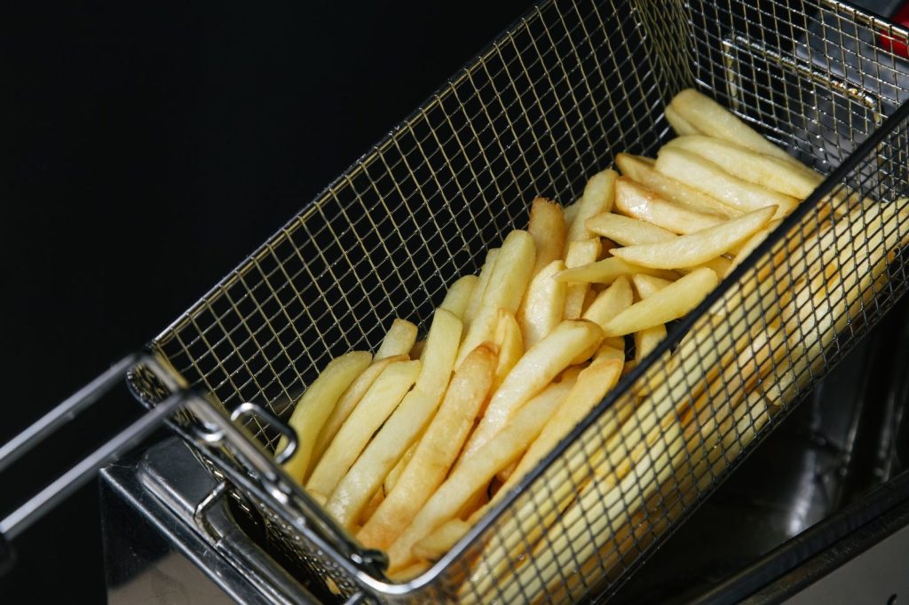 Frites croustillantes tout juste sorties du panier