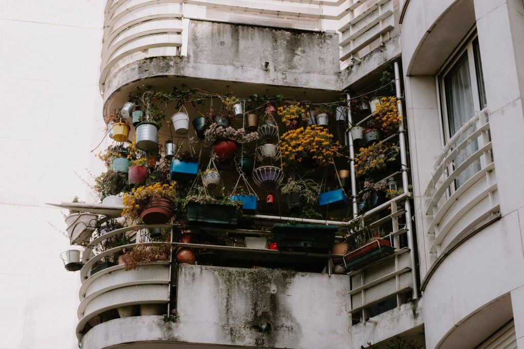 Un système vertical en poches fixé contre un mur de balcon.