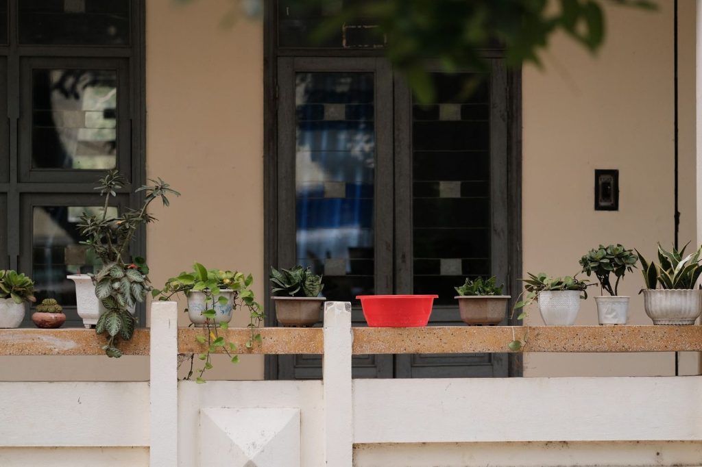 Système de goutte-à-goutte installé sur des pots de balcon