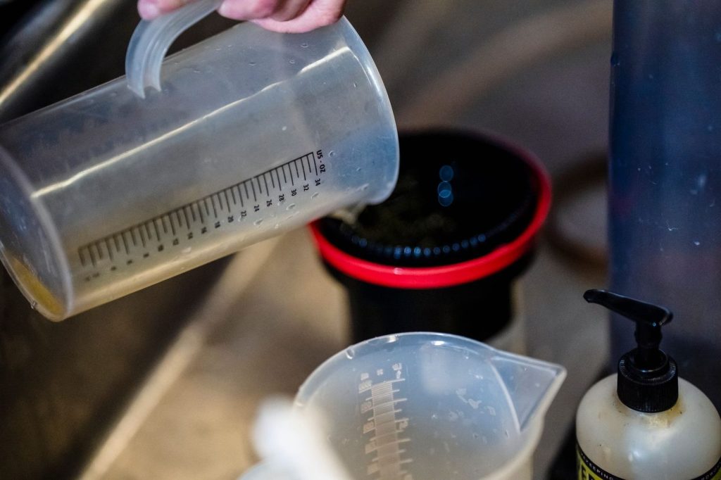Un accessoire de robot-cuiseur, comme le gobelet doseur.