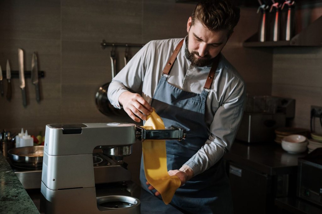 Un robot de cuisine multifonction posé sur un plan de travail.