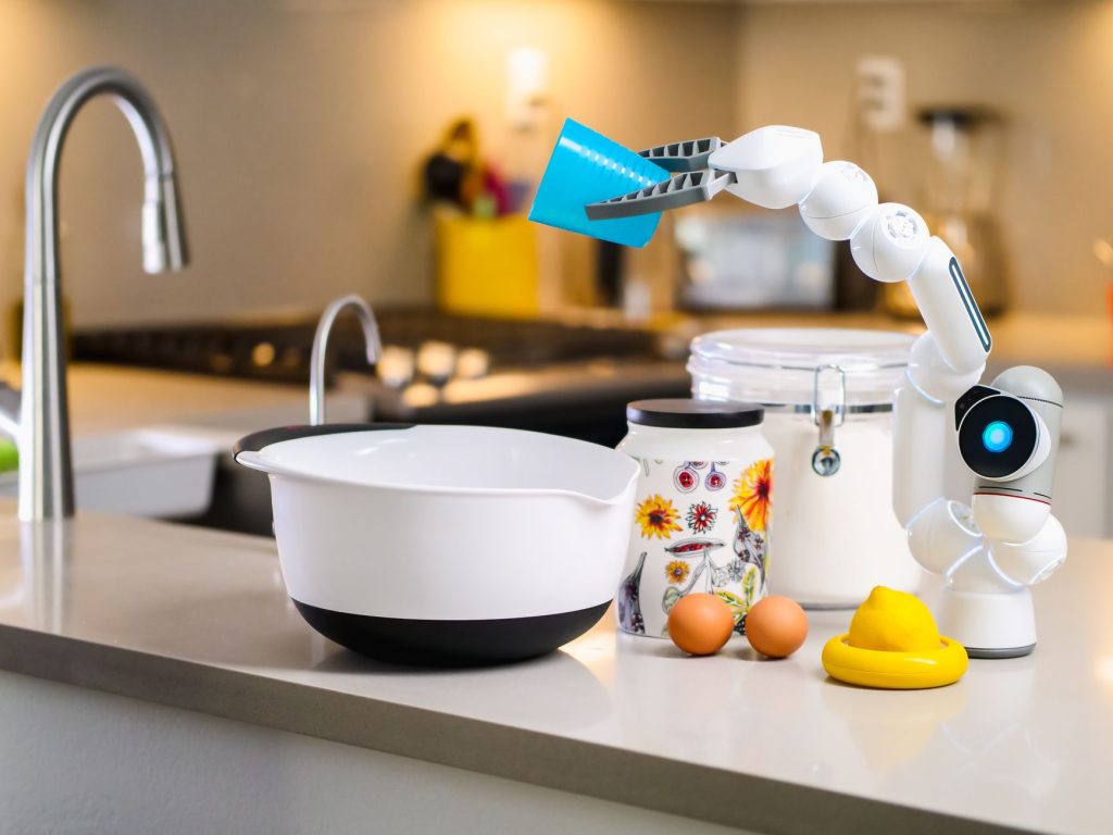 Robot de cuisine multifonction sur un plan de travail