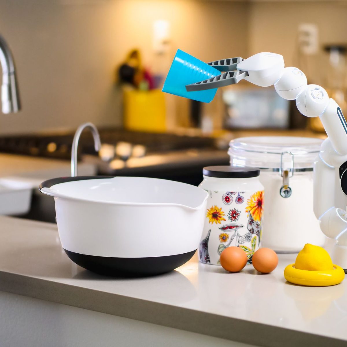 Robot de cuisine multifonction sur un plan de travail