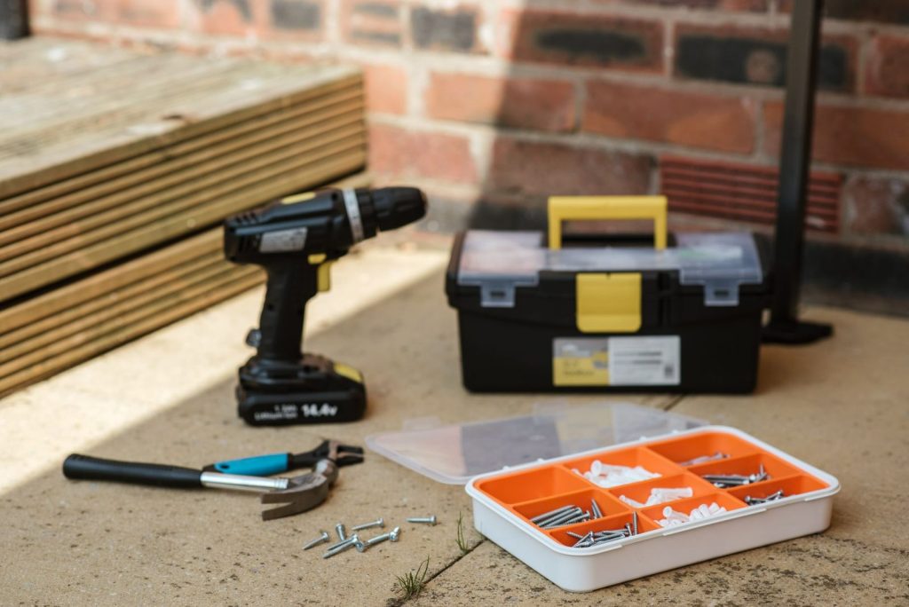 Perceuse sans fil posée sur un établi de garage