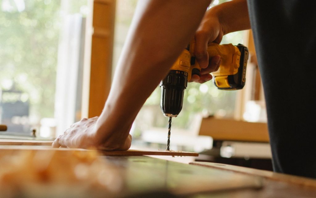 Perçage d'une planche de bois lors de travaux
