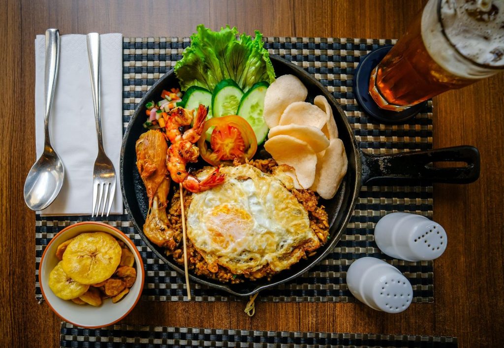 Un reste de riz sauté avec des légumes en poêle.