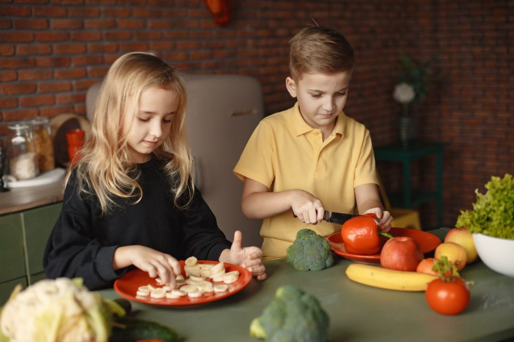 Enfants participant à la préparation d'un plat