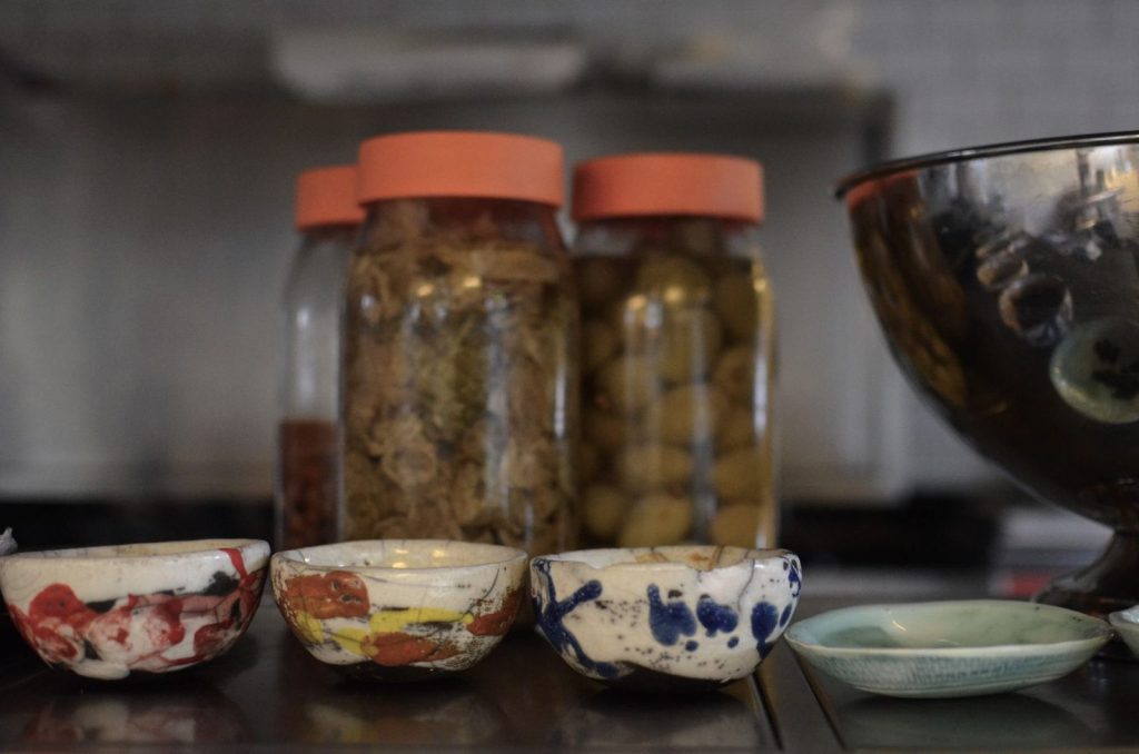 Des légumes en cours de fermentation dans un bocal.