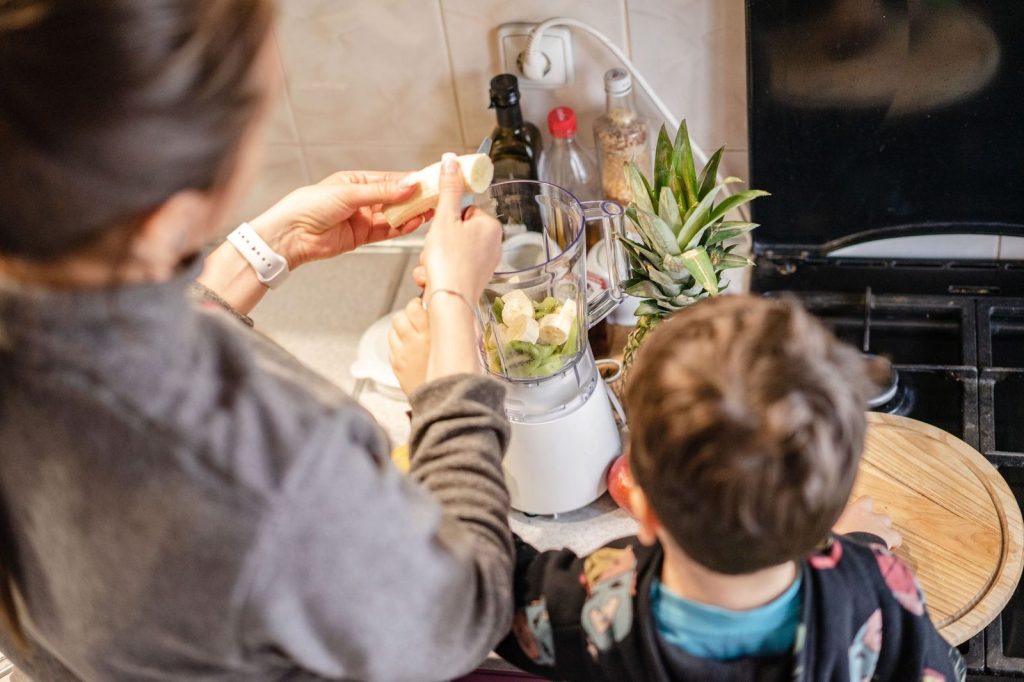 Un blender pour préparer des smoothies.