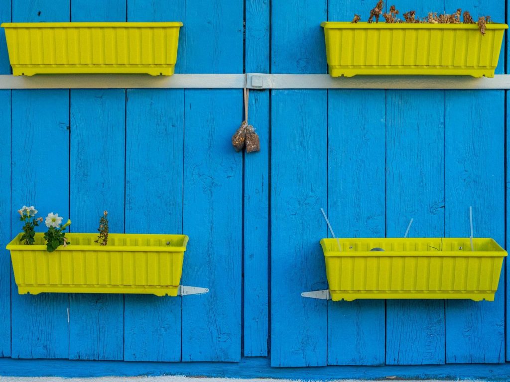Un potager vertical en poches fixé au mur.