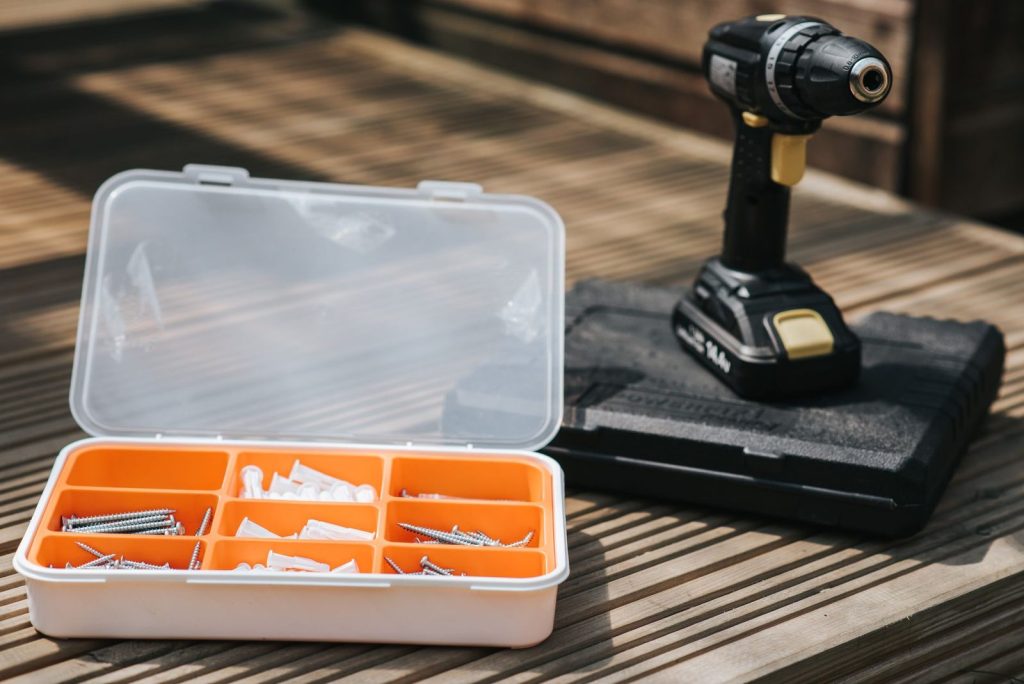 Perceuse-visseuse sans fil posée dans une caisse à outils