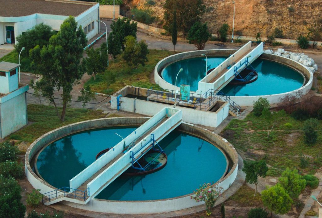 Les bassins d'une station de traitement des eaux usées.