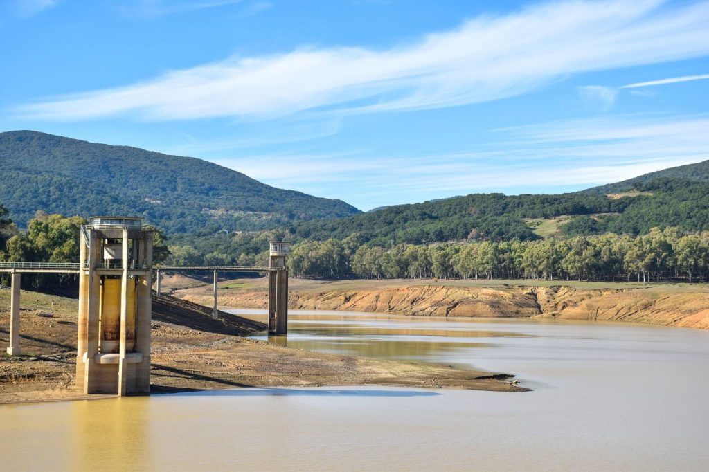 Réservoir d'eau asséché en période de restriction