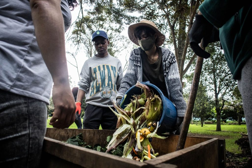 Composteur collectif installé dans un jardin partagé