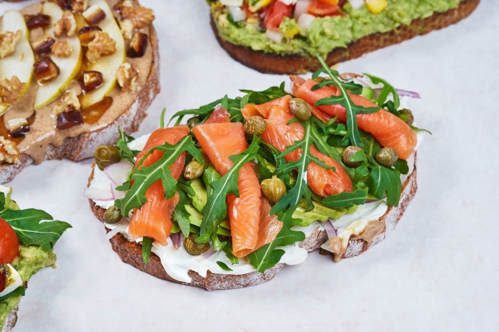 Une tartine de saumon prête en quelques minutes.