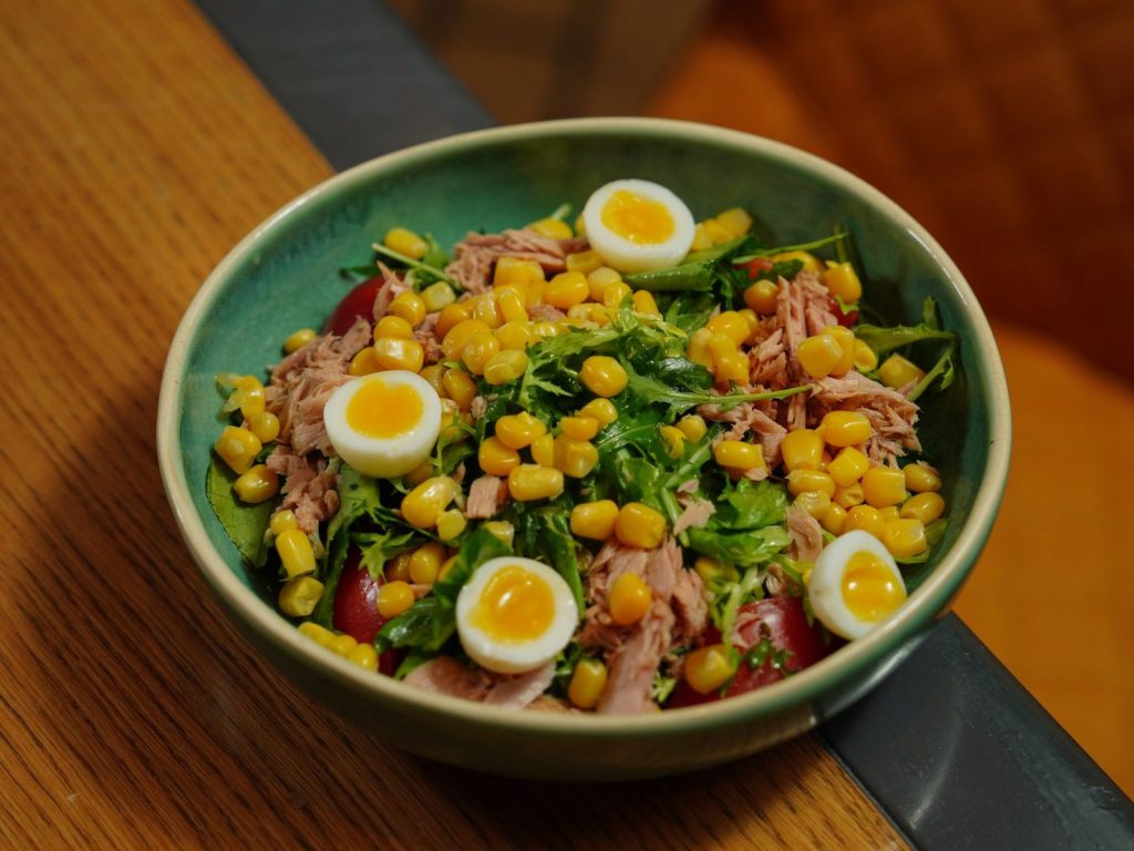 Une salade de pâtes au thon et légumes croquants.