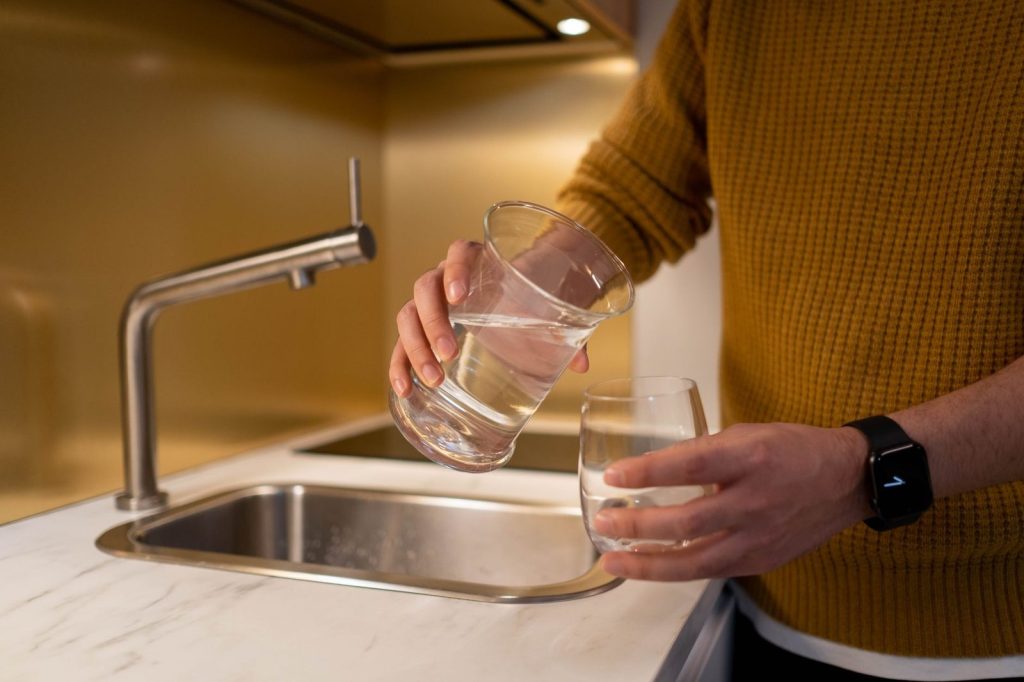 Une carafe filtrante prête à l'usage sur le plan de travail.