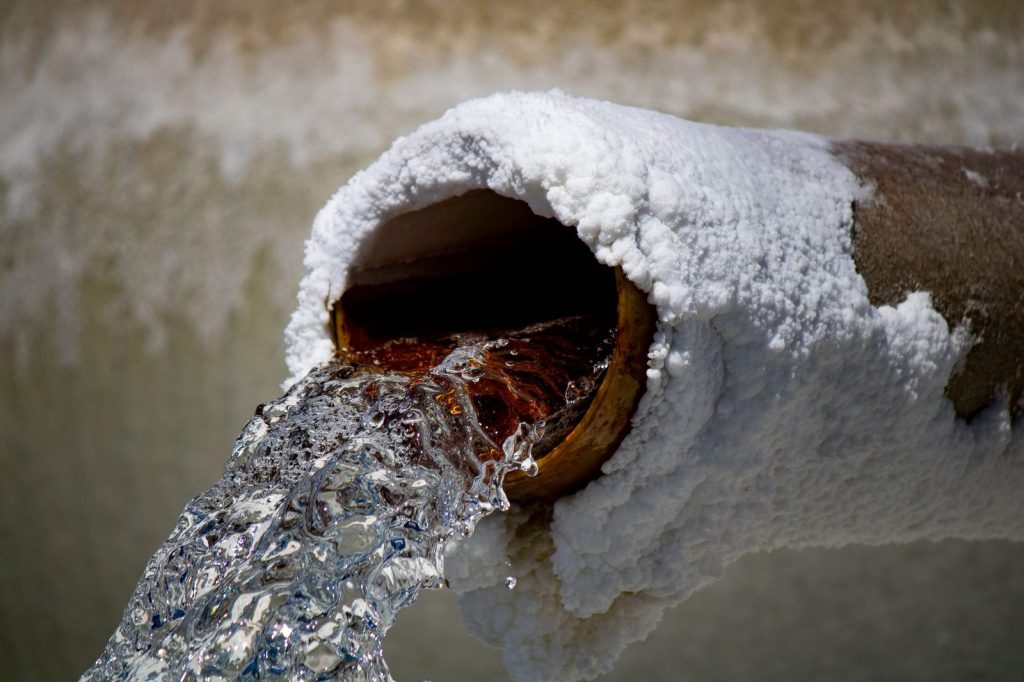 Des dépôts calcaires sur une canalisation.
