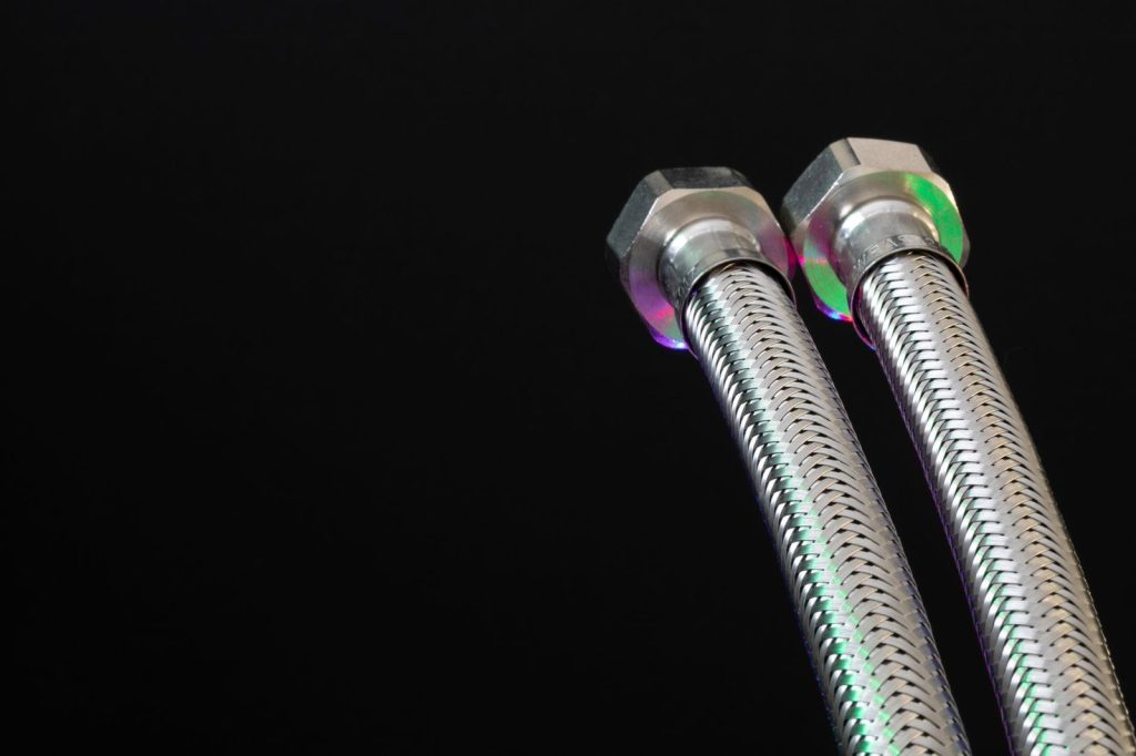 Un flexible sous évier, point fréquent de fuite discrète.