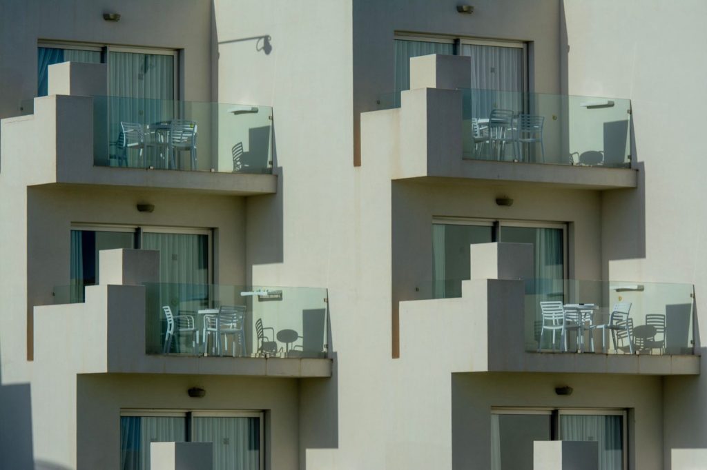 Fraises et aromatiques sur balcon : guide et astuces
