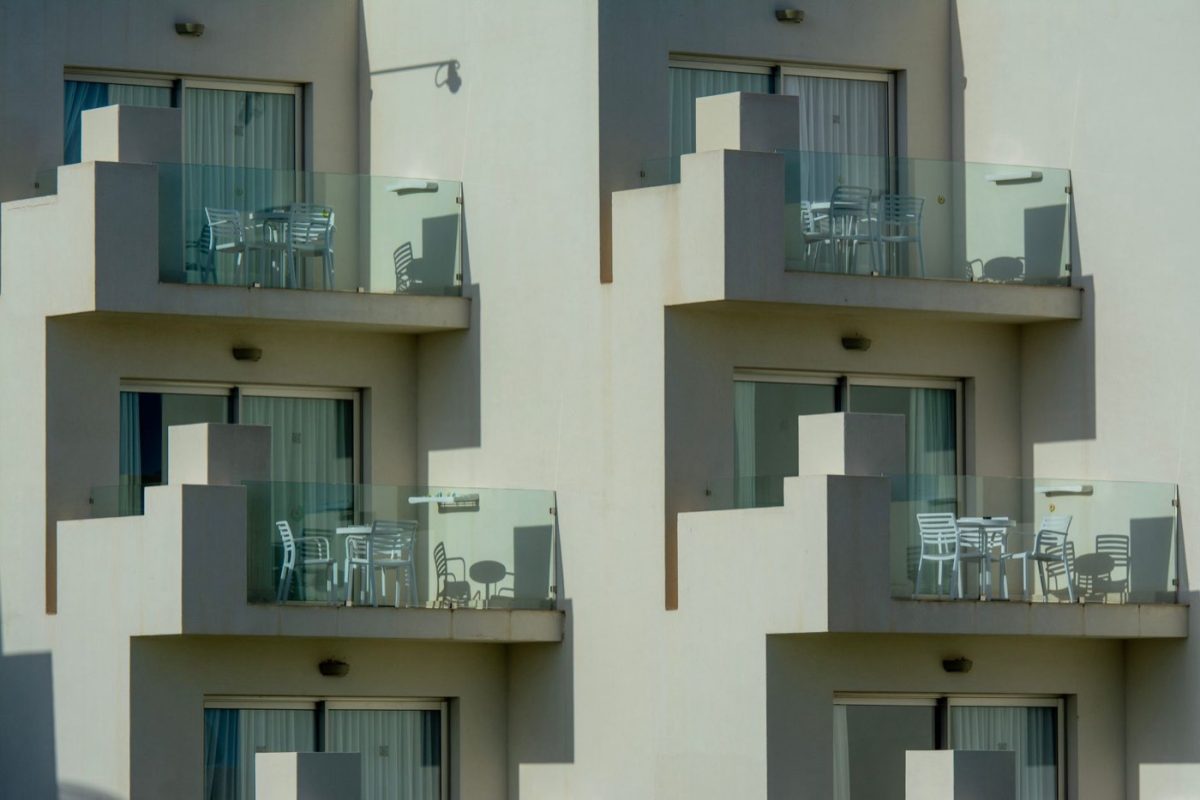 Fraises et aromatiques sur balcon : guide et astuces