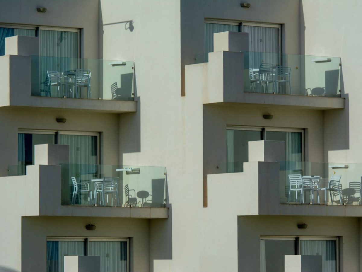 Fraises et aromatiques sur balcon : guide et astuces