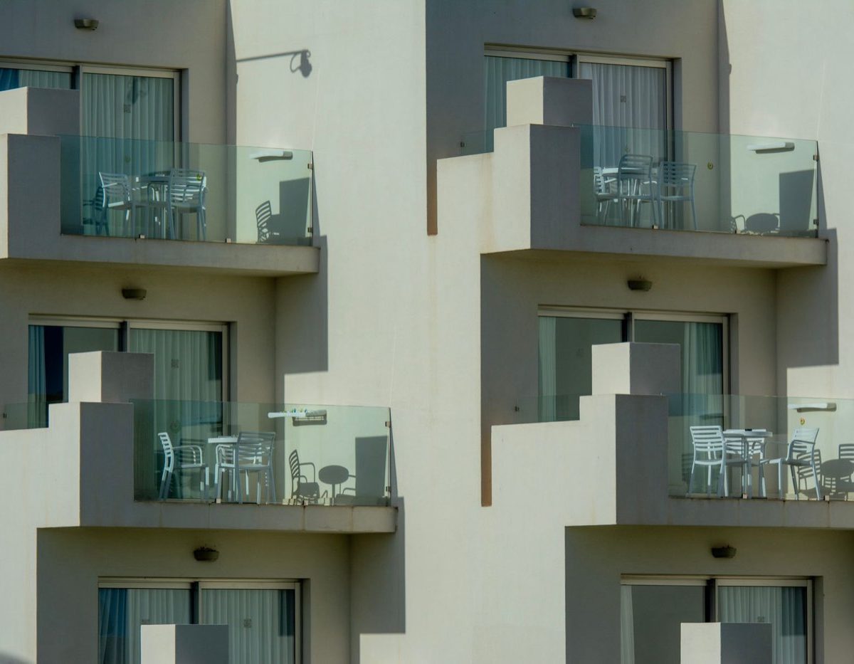 Fraises et aromatiques sur balcon : guide et astuces