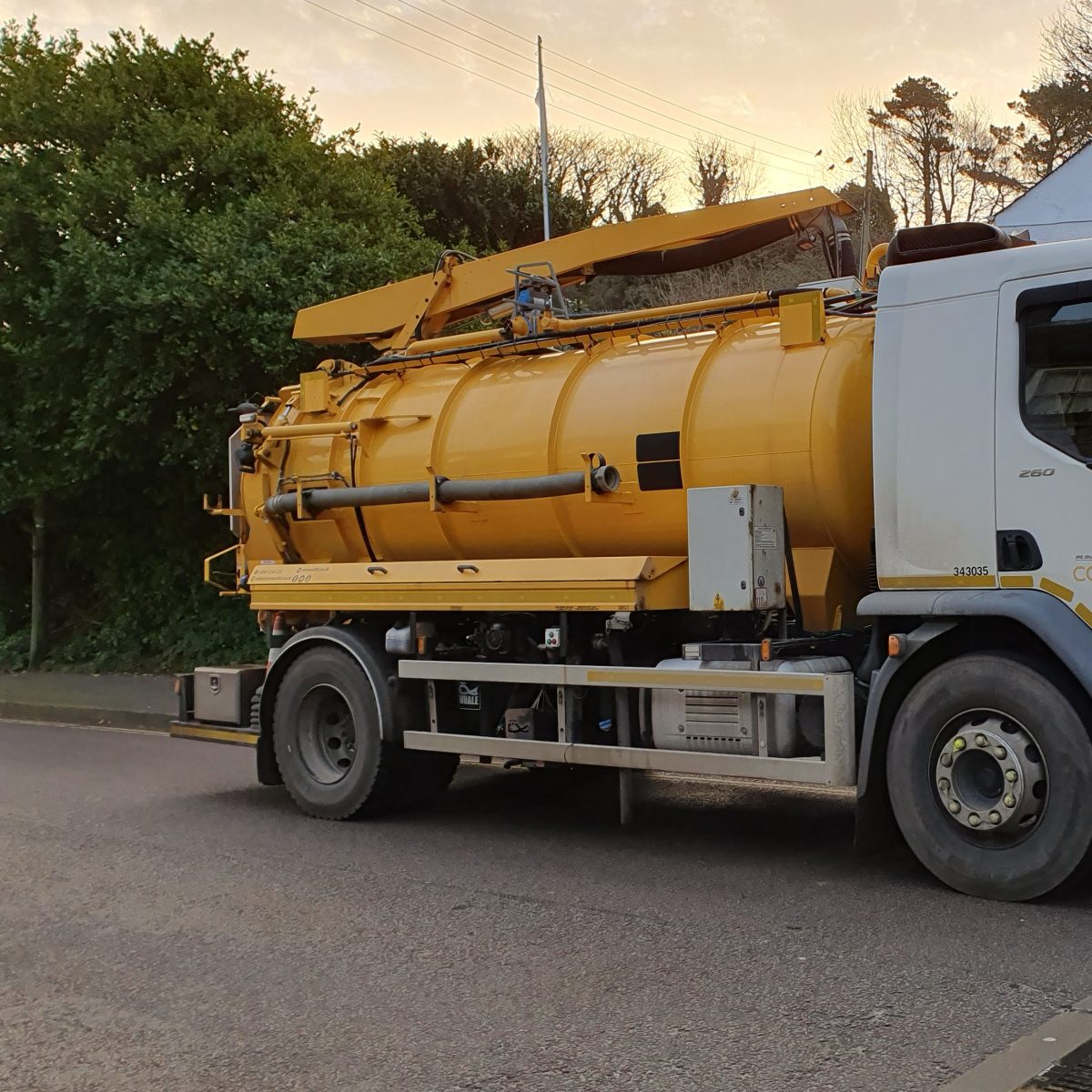 Camion hydrocureur stationne dans une rue residentielle