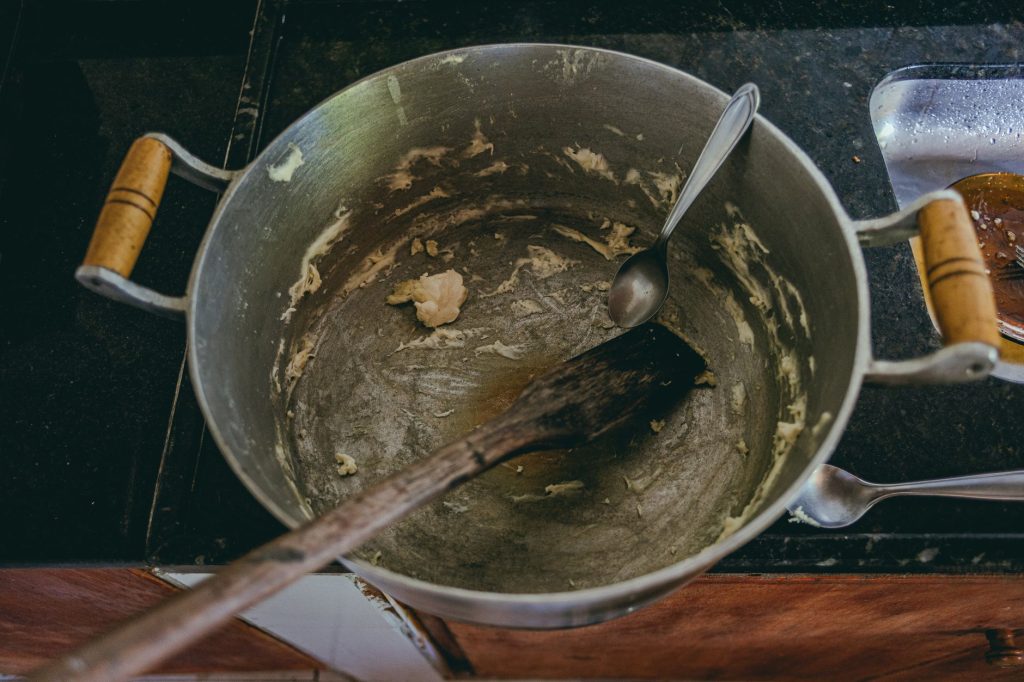 Famille cuisinant des restes pour limiter le gaspillage