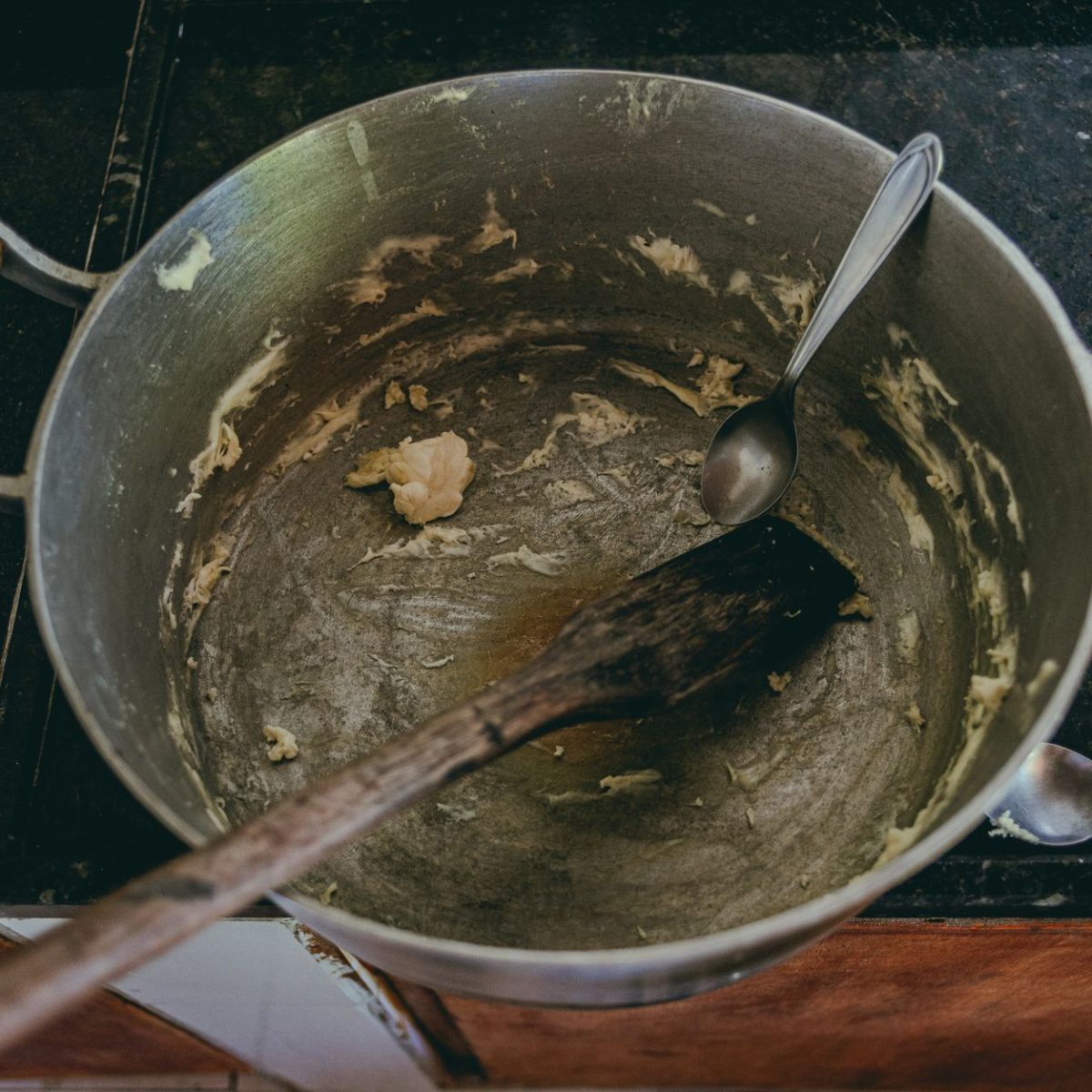 Famille cuisinant des restes pour limiter le gaspillage