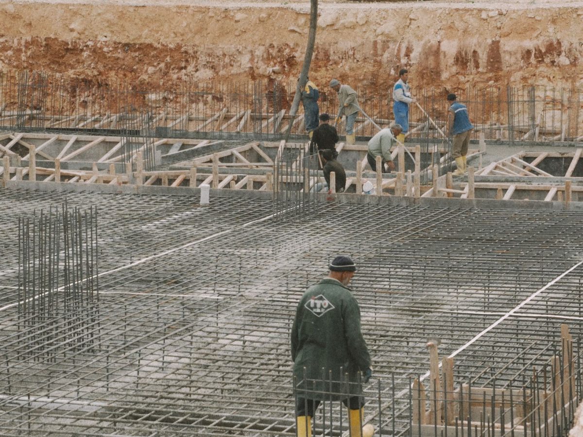 Professionnel du bâtiment sur un chantier de construction