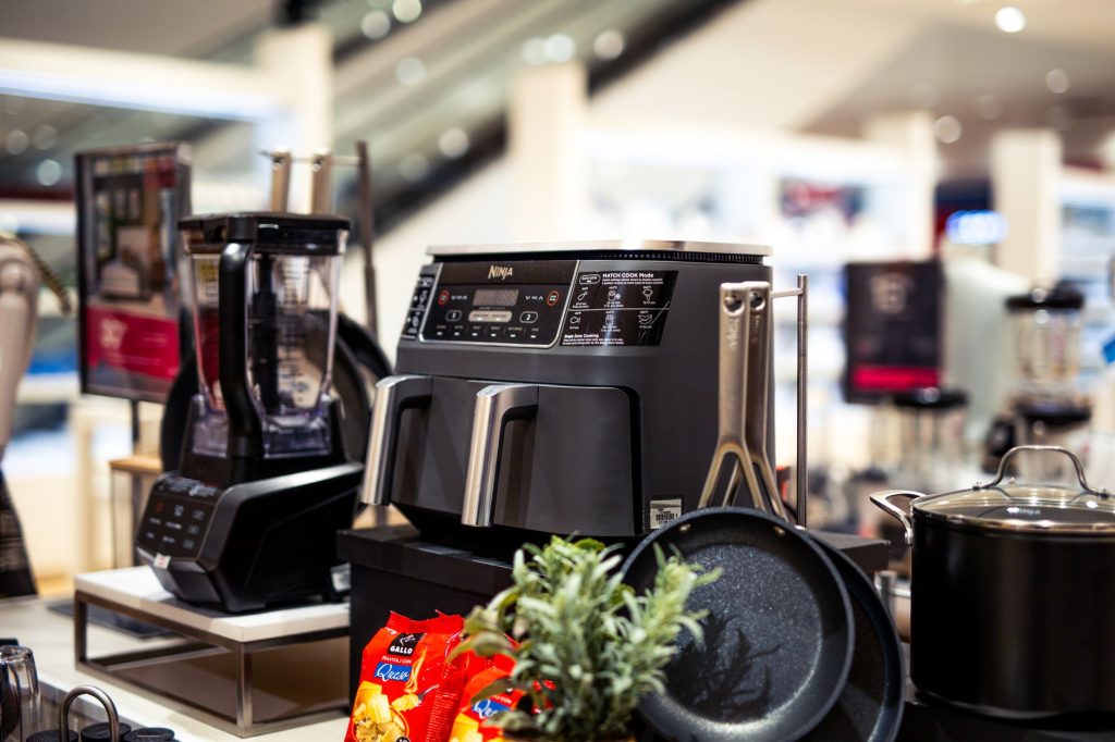Robot de cuisine sur un plan de travail
