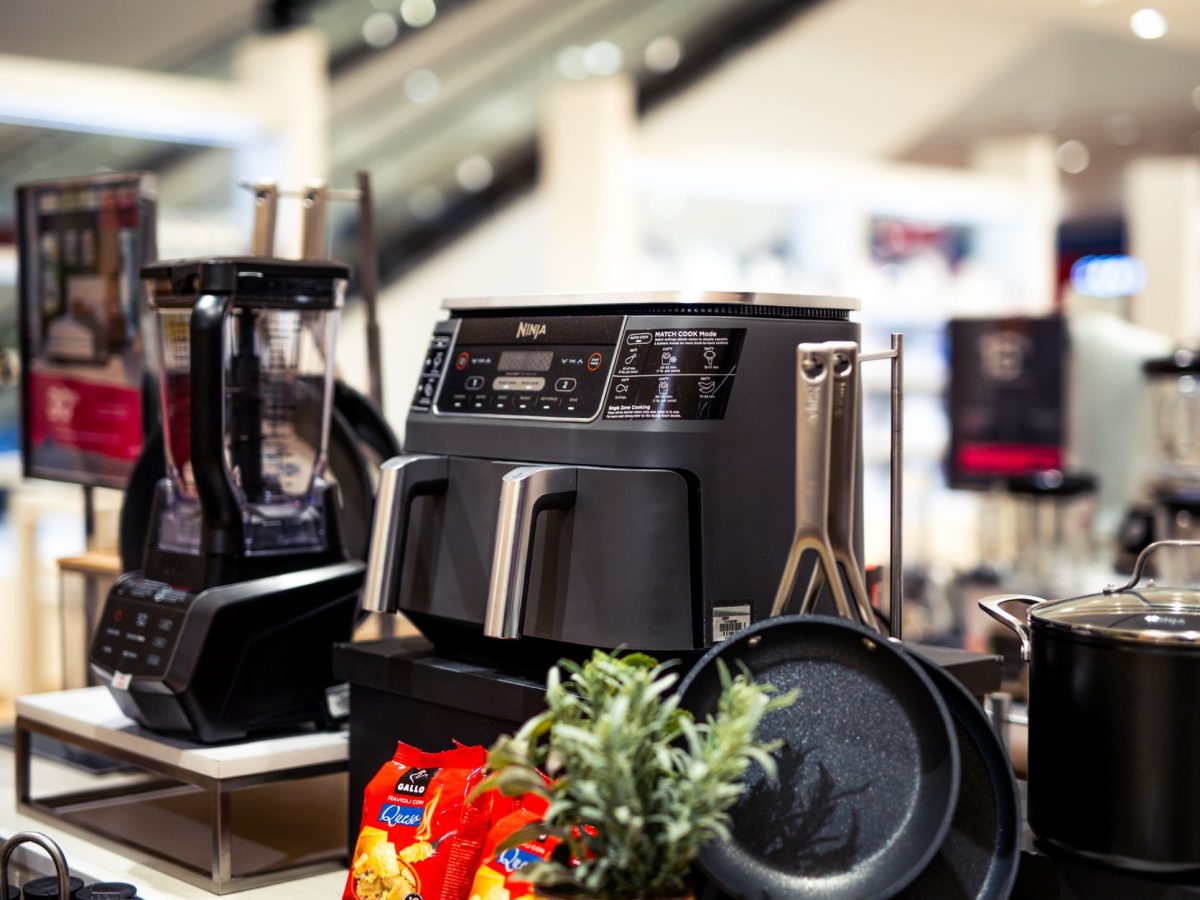 Robot de cuisine sur un plan de travail