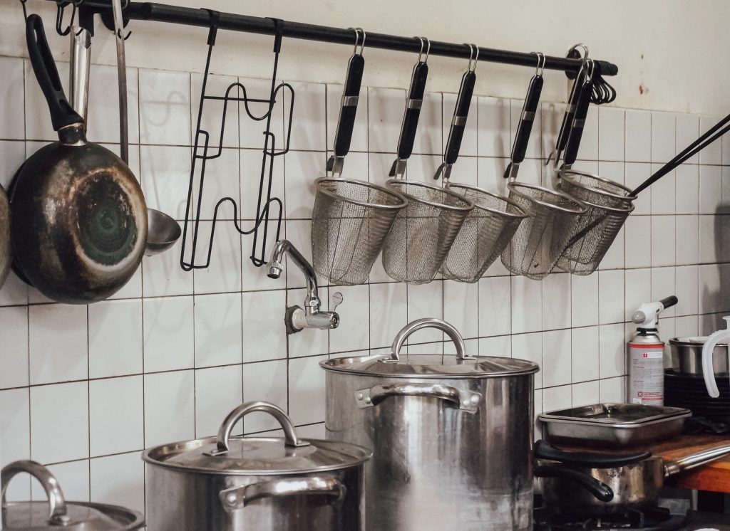 Casseroles en inox dans une cuisine