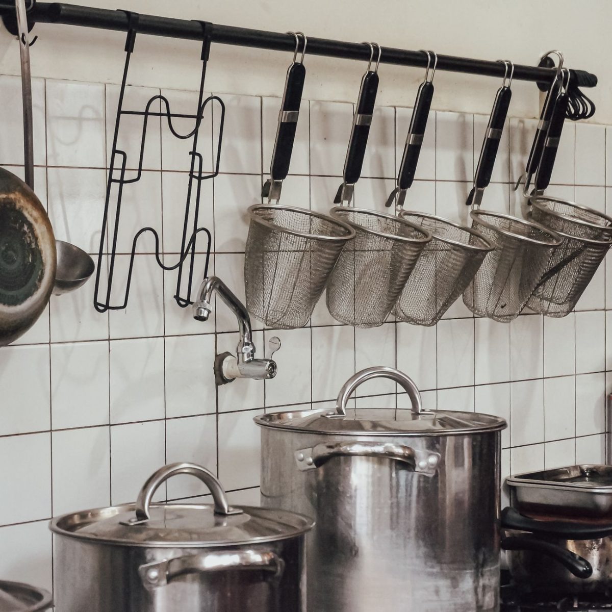 Casseroles en inox dans une cuisine
