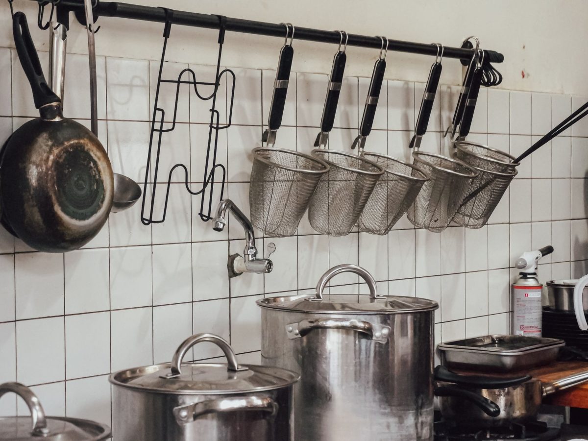 Casseroles en inox dans une cuisine