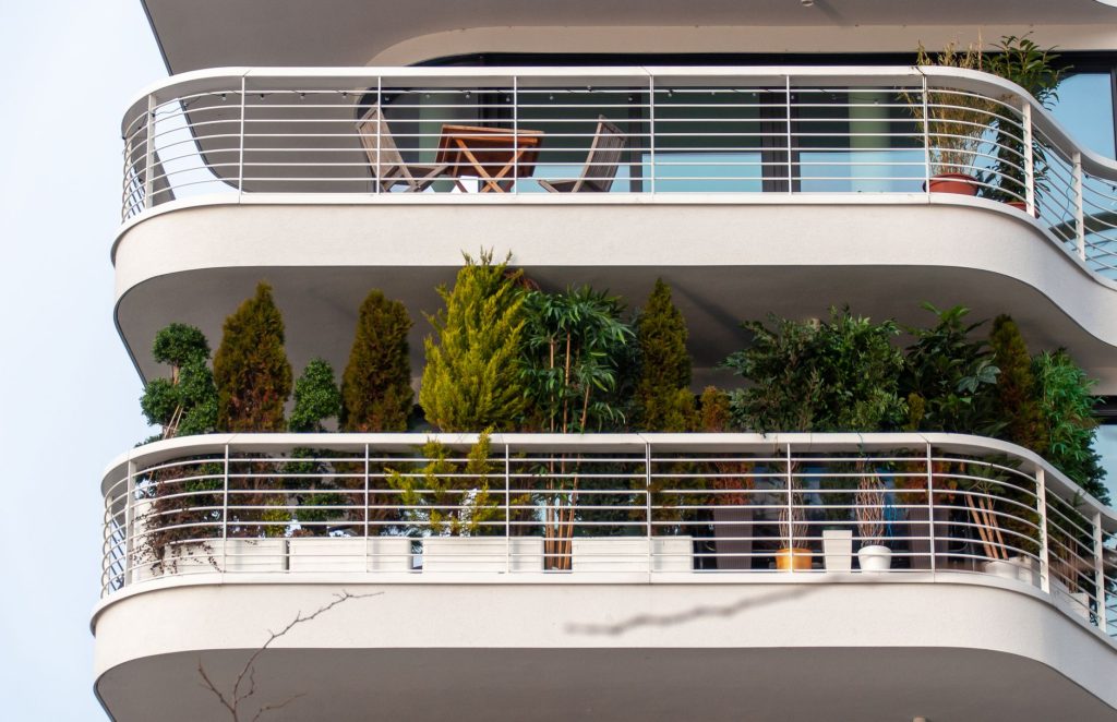 Balcon amenage avec mobilier et plantes